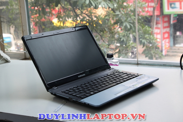 Laptop cũ Samsung NP300E (i3 3110M/ RAM 2G/ HDD 500G/ Màn 14.0/ Pin 2h)