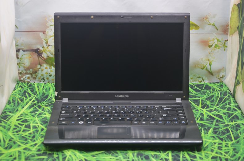 Laptop-Samsung-R439-1