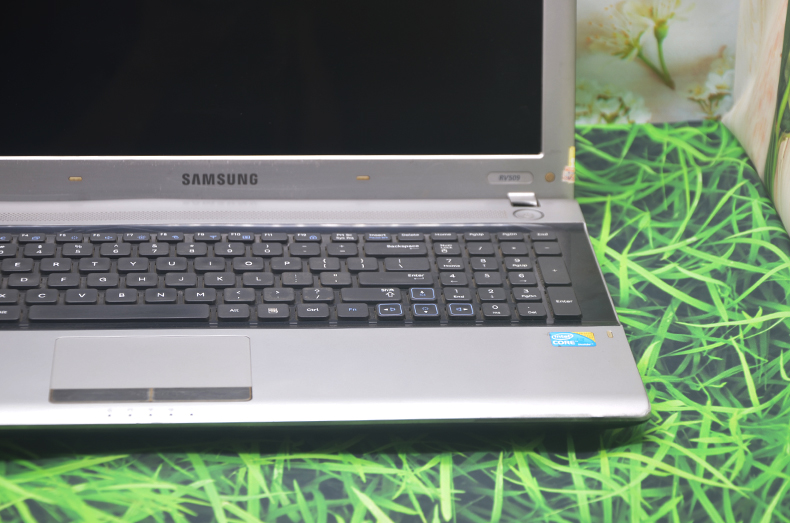 Laptop-Samsung-RV509-3